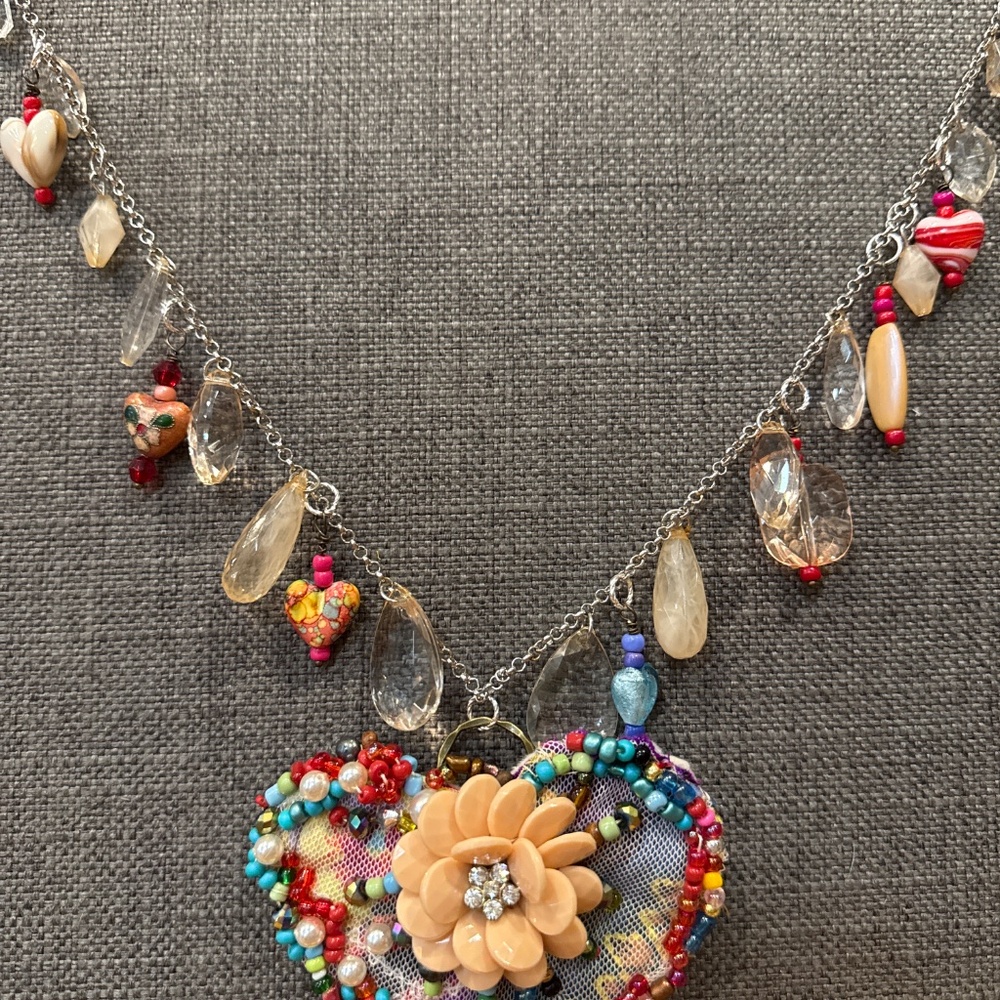 Handmade ‘junk jewelry’ heart necklace - Picture 5 of 12